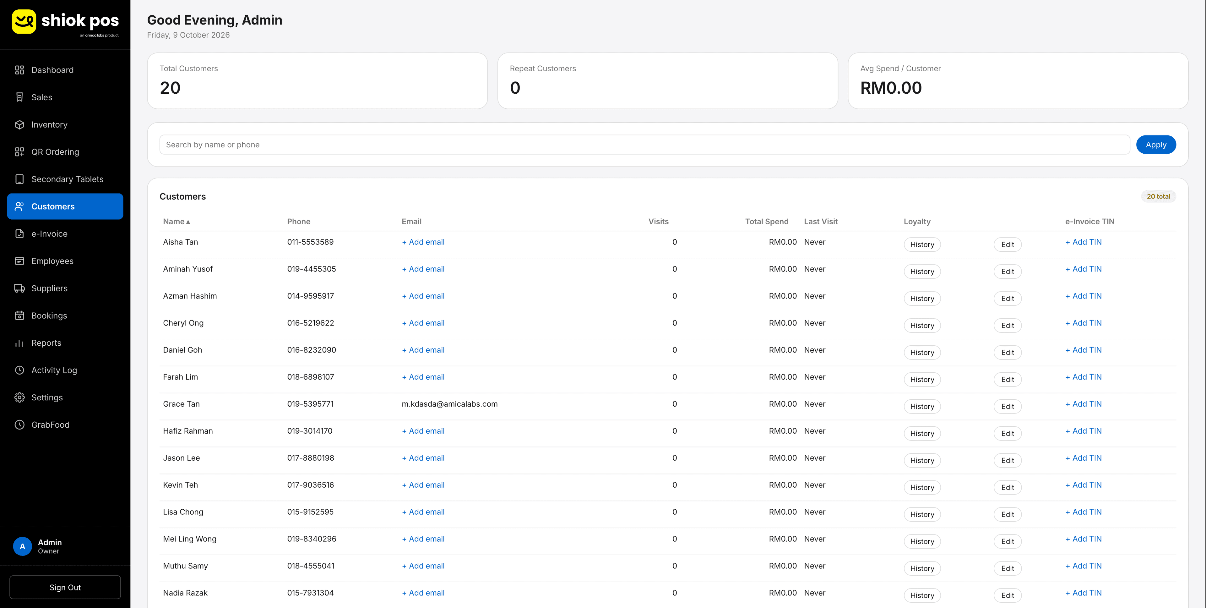 Shiok POS customers screen with sample data: cards for total customers, repeat customers and average spend, and a customer list with visits, total spend, last visit and loyalty history.